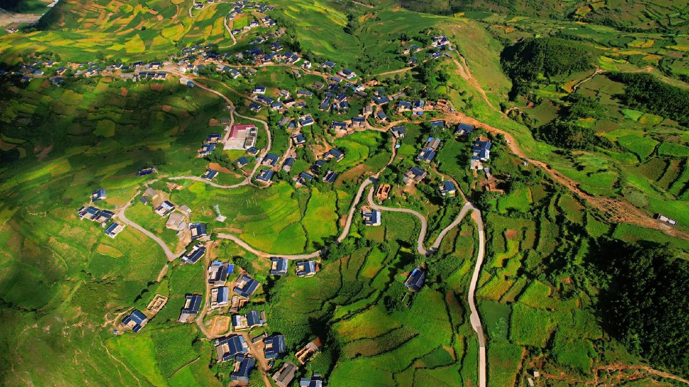 大凉山为彝族聚居地,其中美姑县为彝族最为集中的地方,这里景色漂亮