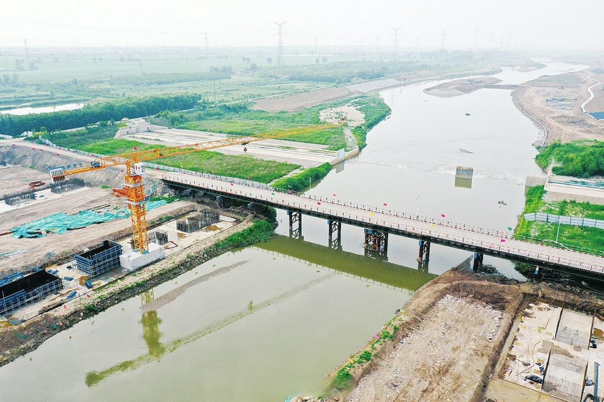 【汾河文源大桥加紧建设】7月5日,建设中的太原市清徐县汾河文源大桥