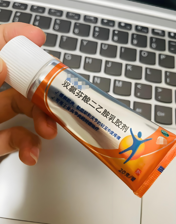 晚上睡觉后背疼,起床活动后好转,最常见的原因是