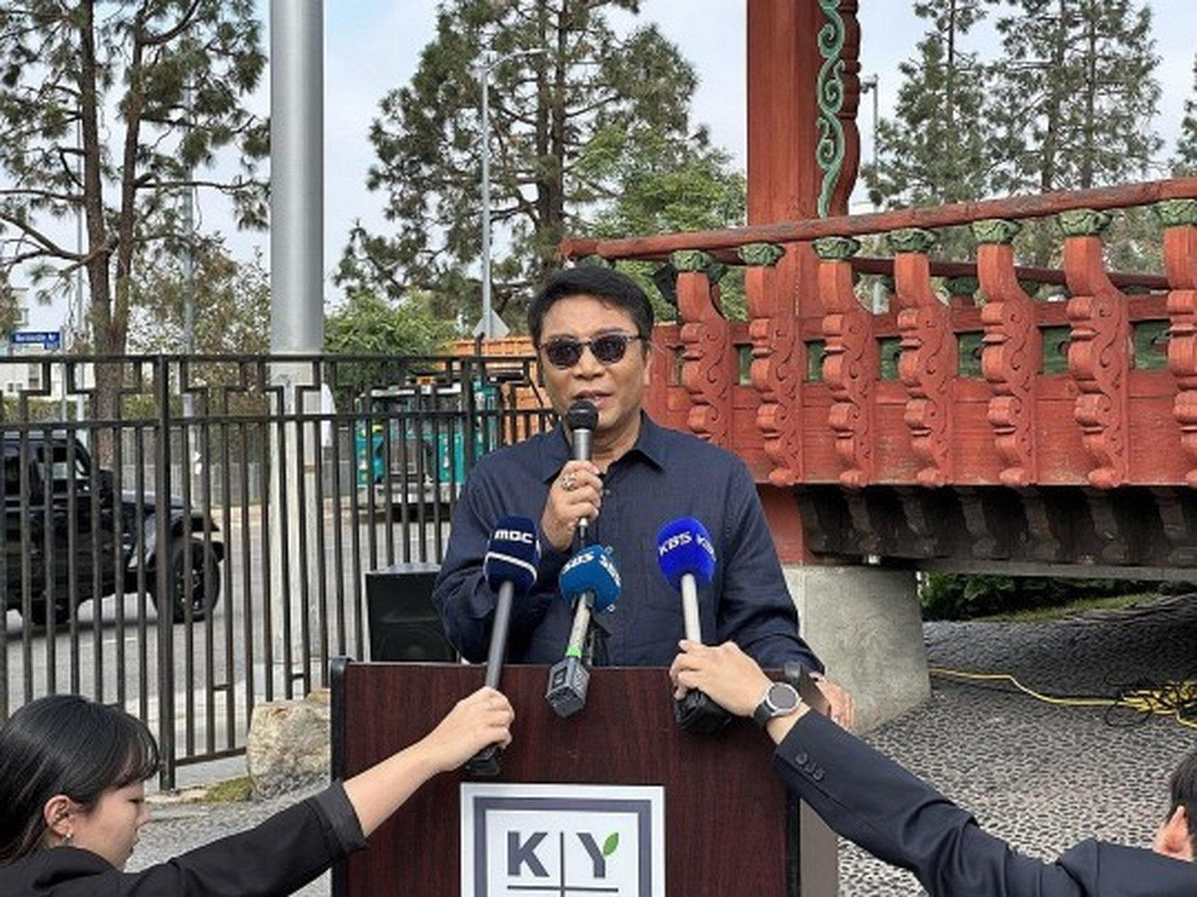 已经离开s.m半年的李秀满近况