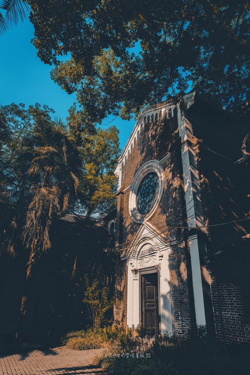 质朴的重庆天主教慈母堂 位于南山山腰上         	 位置见定位 下午5