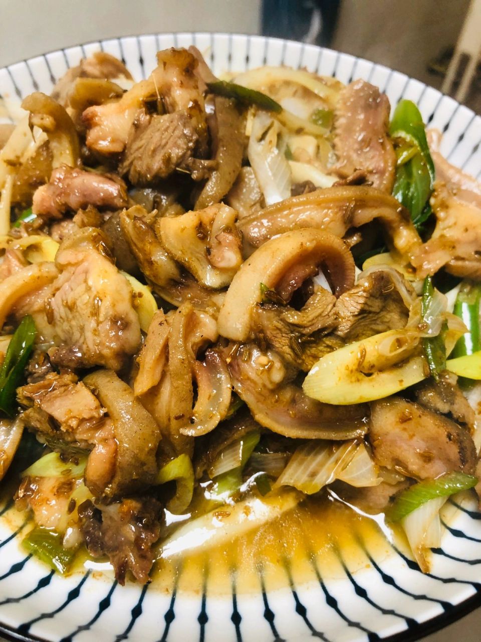 葱爆羊脸 最近羊了个羊有点恼火,吃个羊脸解解压羊脸是半熟的,拿回来