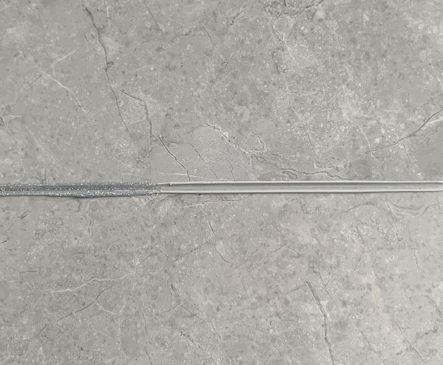 美缝| 德高亚浅灰贵族银对比实拍 99白色容易发黄,象牙白师傅极力不