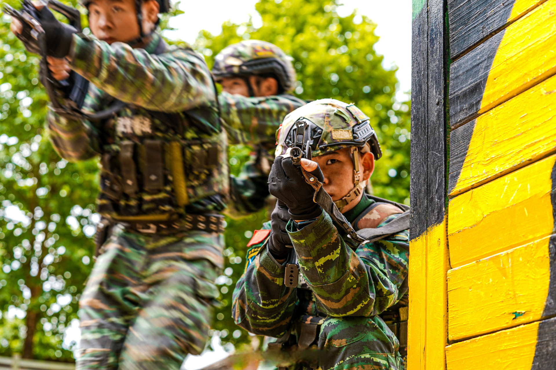 近日,武警陕西总队宝鸡支队组织特战队员进行战术强化训练,着力提升