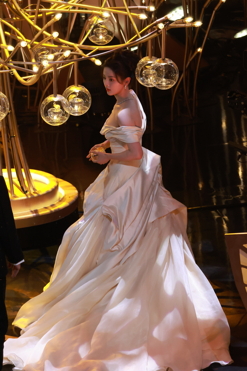 杨超越白色花苞裙,裙摆好大,白到发光