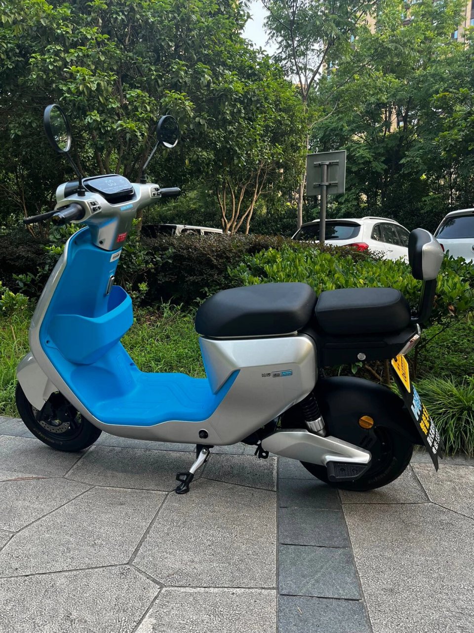 哈喽棒途 智能电动车 哈喽棒途智能电动车,手机app操作一键启动, 车子