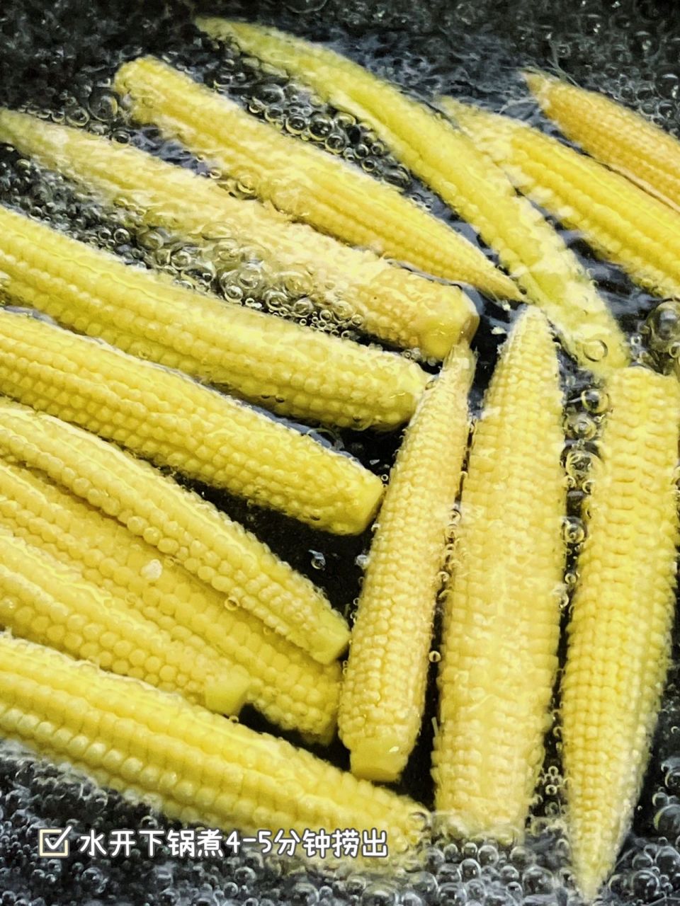 999515"玉米笋乃甜玉米细小幼嫩的果穗,去掉苞叶及发丝,切掉穗