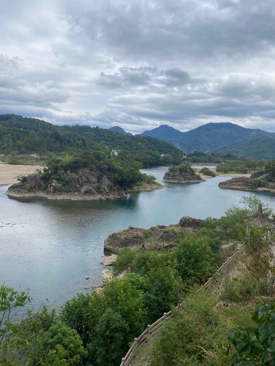 楠溪江风景区 浙江省永嘉楠溪江风景区狮子岩:是岩头镇下日川村前潭中
