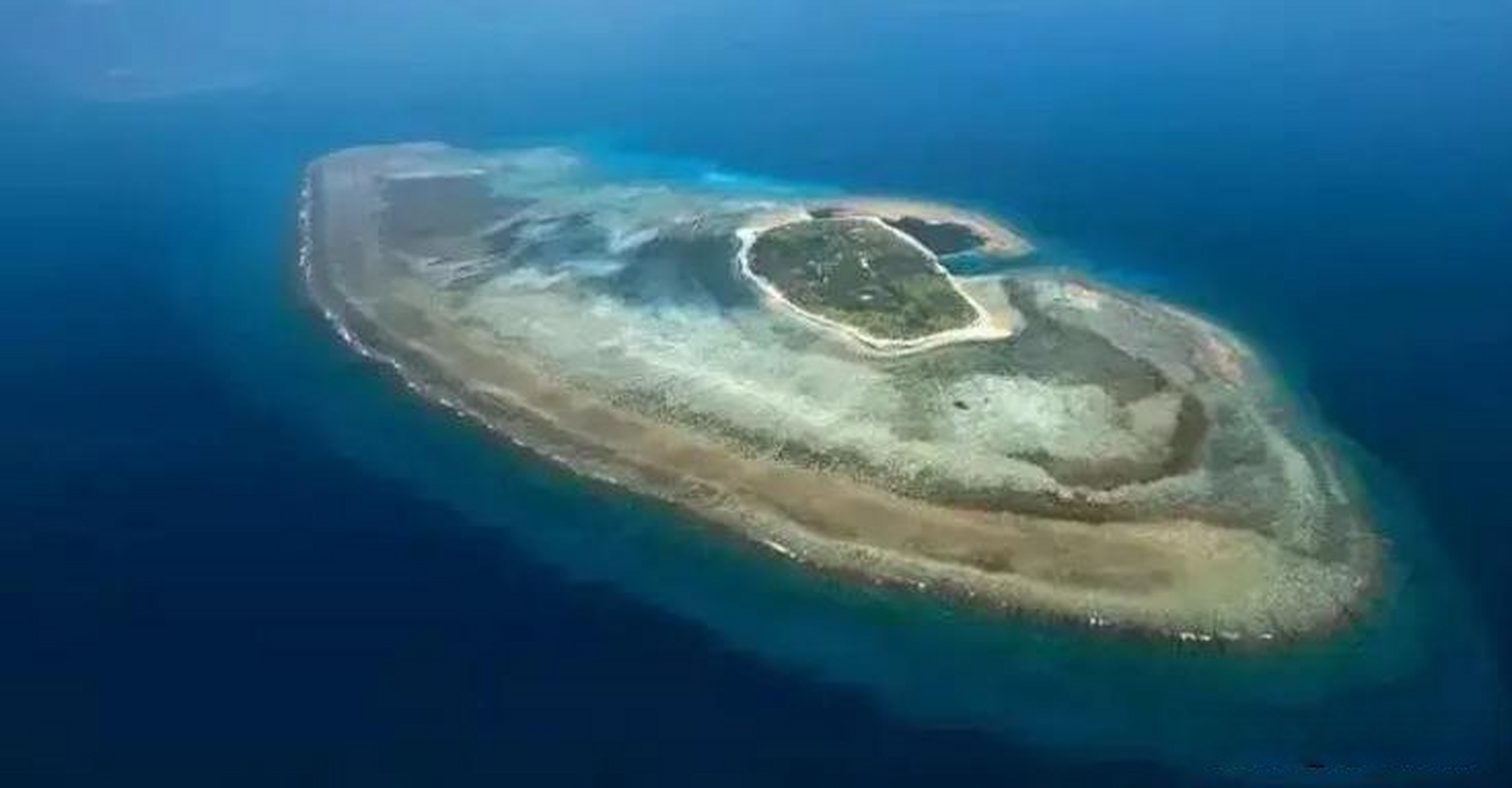 南沙群岛是我国的固有领土,因曾母暗沙礁盘全部没于海面以下,四周再没