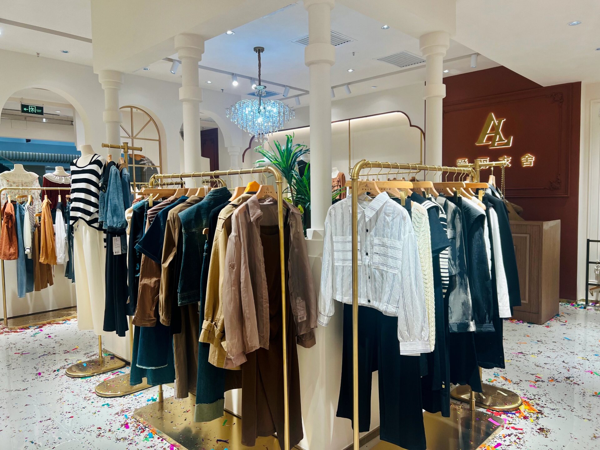 爱丽衣舍 99位置:德汇中心步行街二楼 91风格 爱丽衣舍女装隶属于