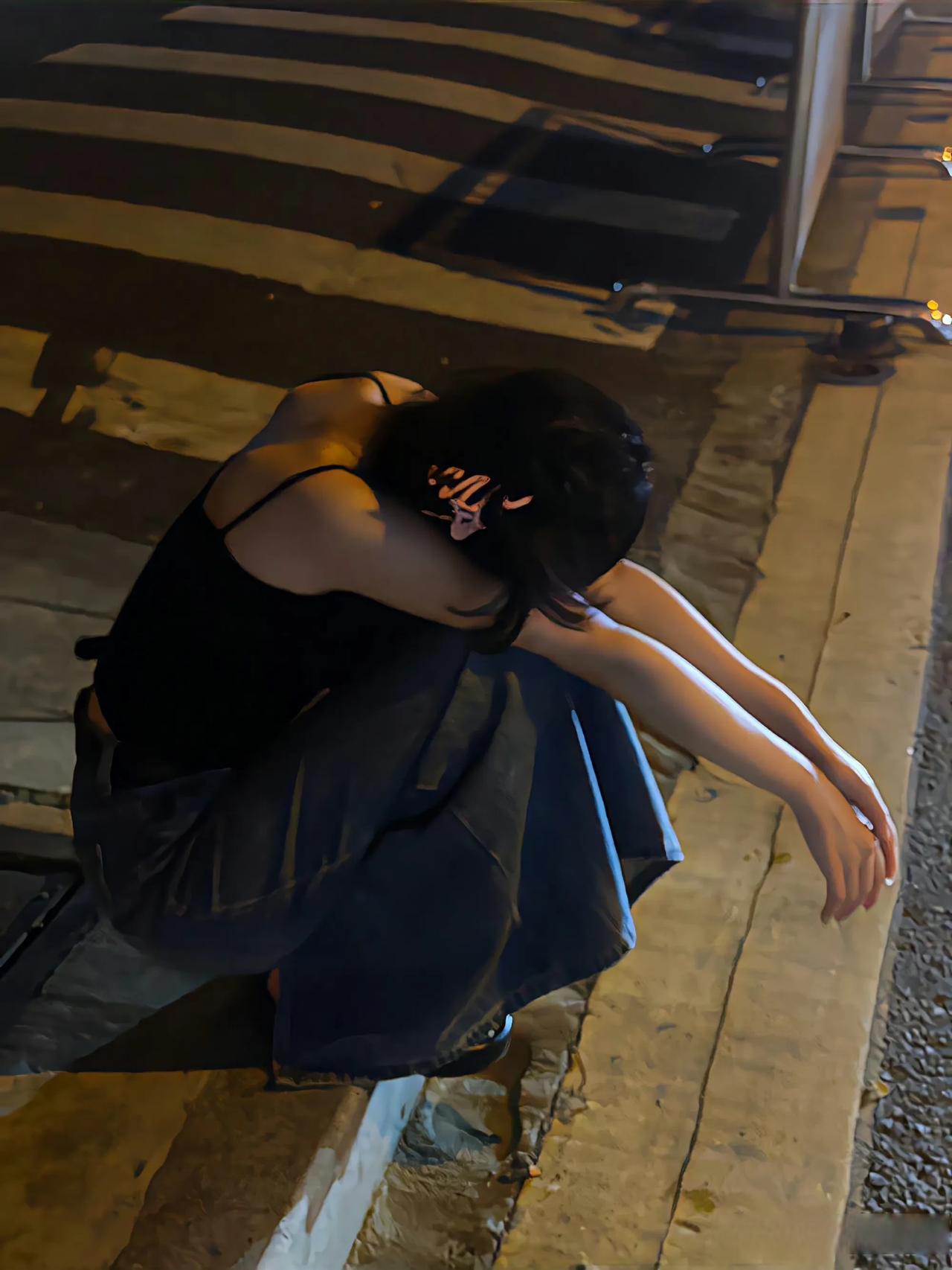 真人伤感女孩子图片伤心的女孩子晚上下雨淋雨女生图片女生颓废的图片