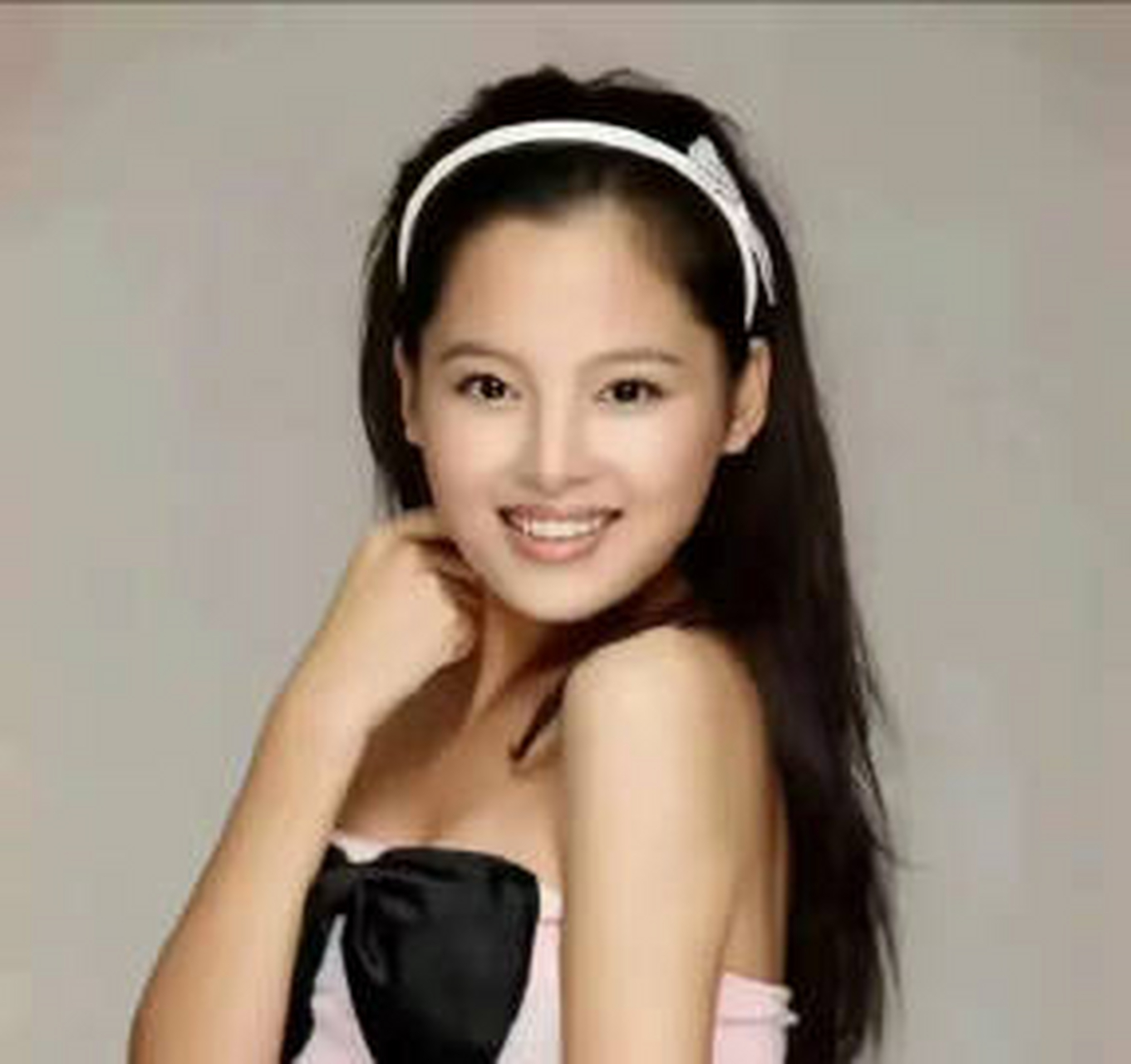 原来辛芷蕾刚出道的时候嘴唇很薄!我还以为是天生的