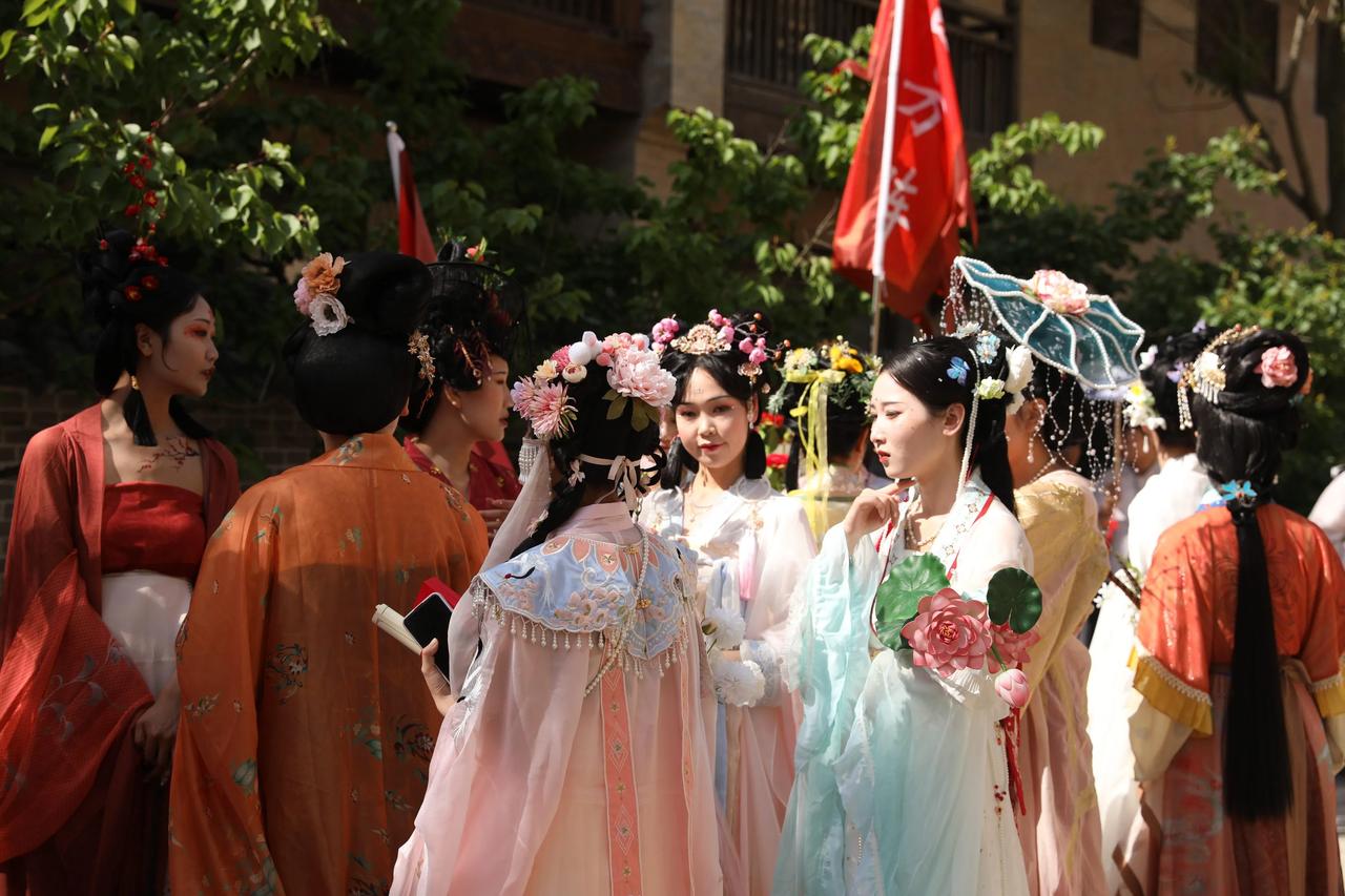 汉西安汉服群西安大街上成群结队穿汉服的女孩