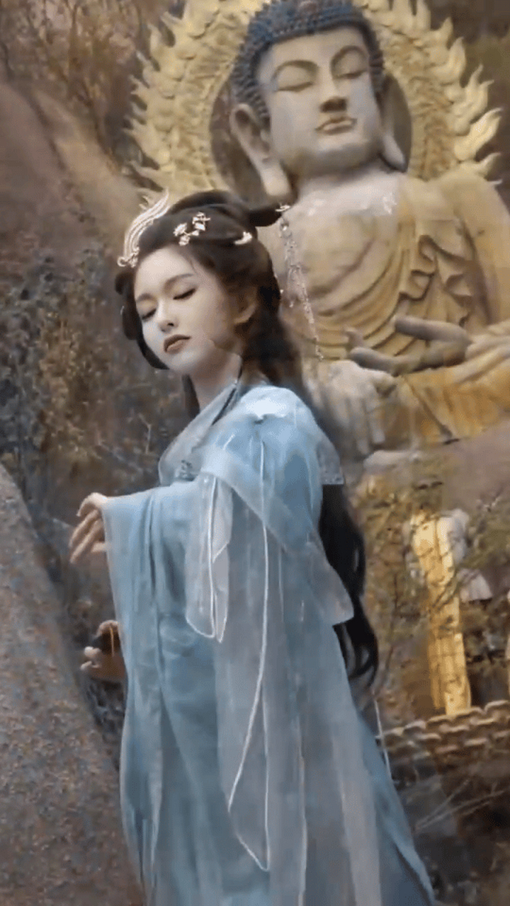 唐嫣新剧开机,粉丝做的ai换脸图,感觉还挺好看的,你们觉得呢[思考]