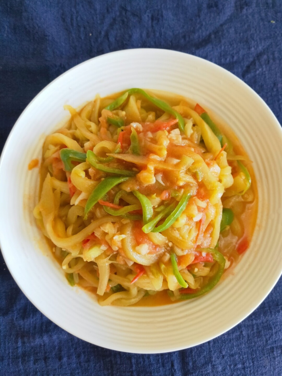 巨好吃的家常小炒 西红柿尖椒炒茄丝7575 本次做的这道西红柿尖椒