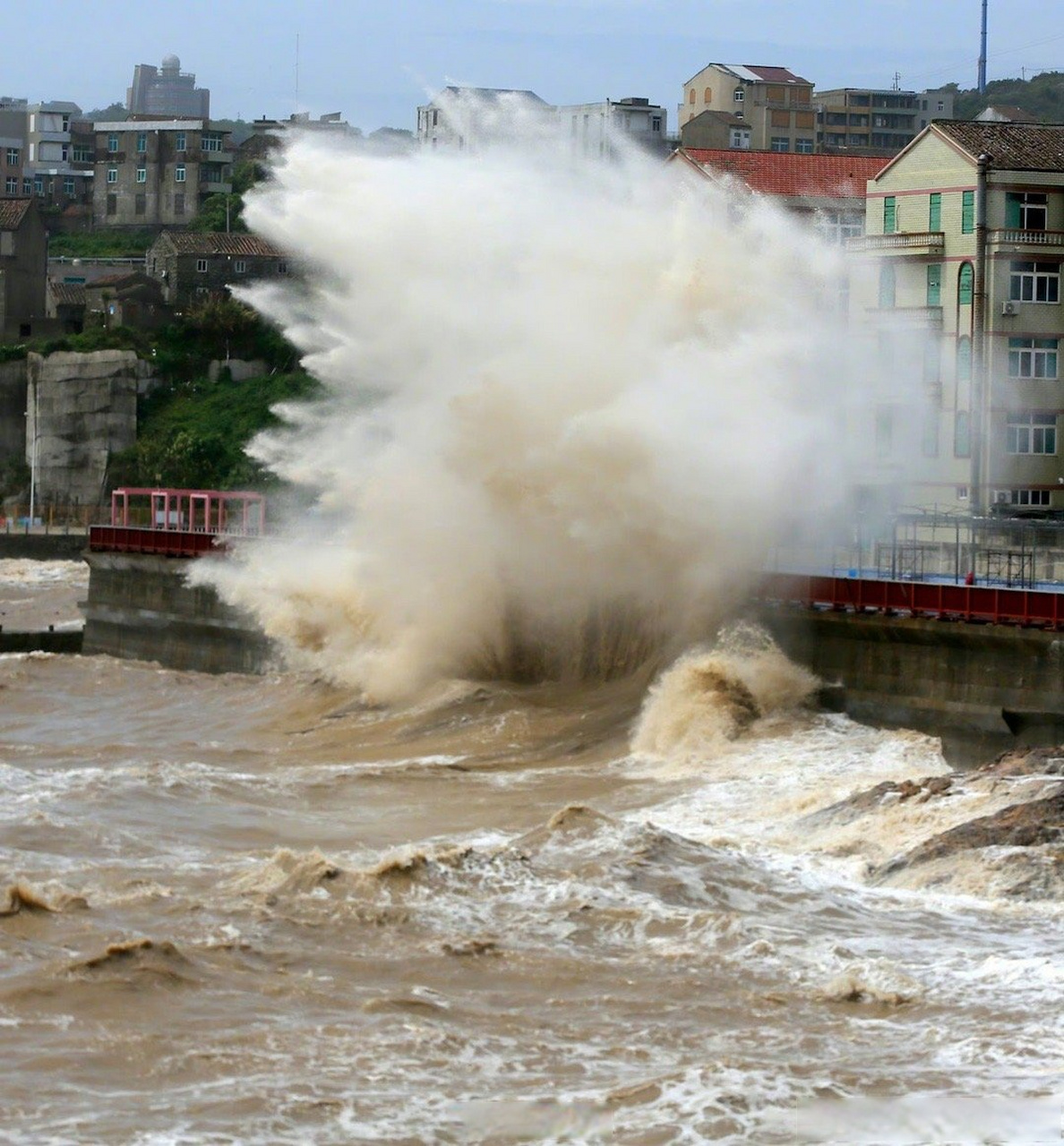 【台风格美逼近浙江沿海掀起巨浪】格美逼近温岭沿海掀起十多米高巨浪