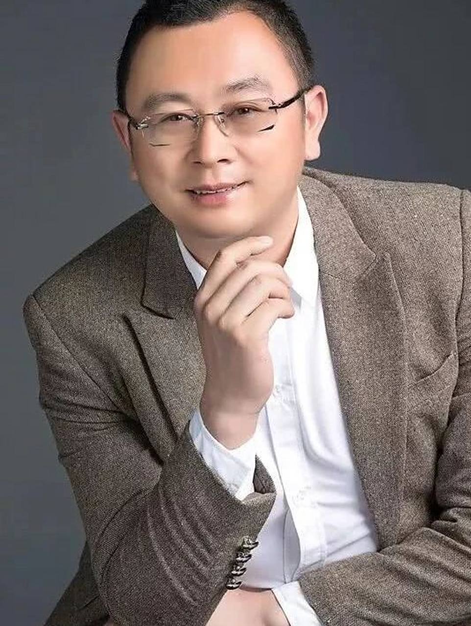 秦东魁,男,1981年生,陕西省宝鸡市眉县人,80后新锐作家,中国民主促进