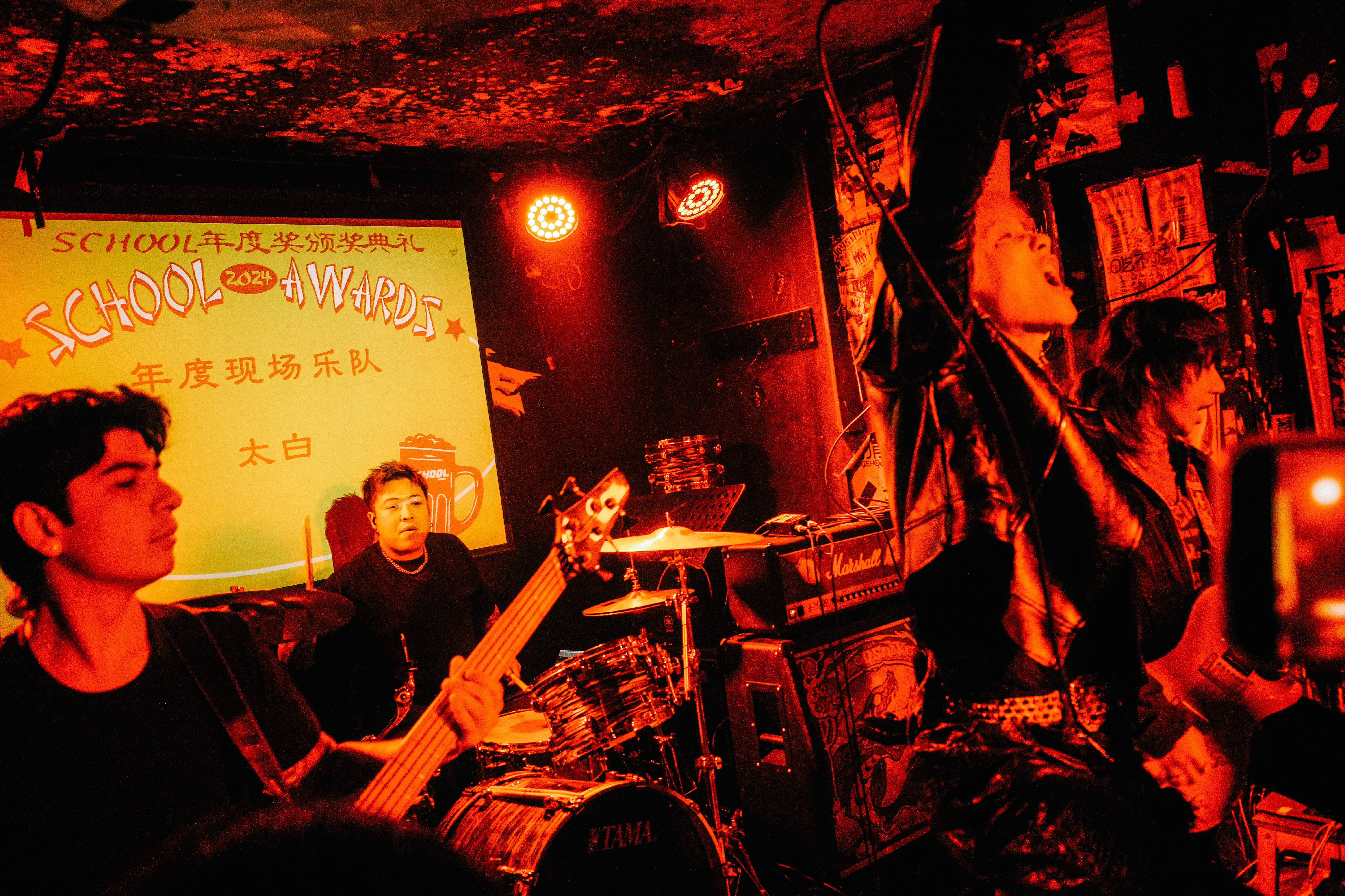 首先当然很开心我们能得到这样的肯定,对于摇滚乐来说现场的魅力釉抖