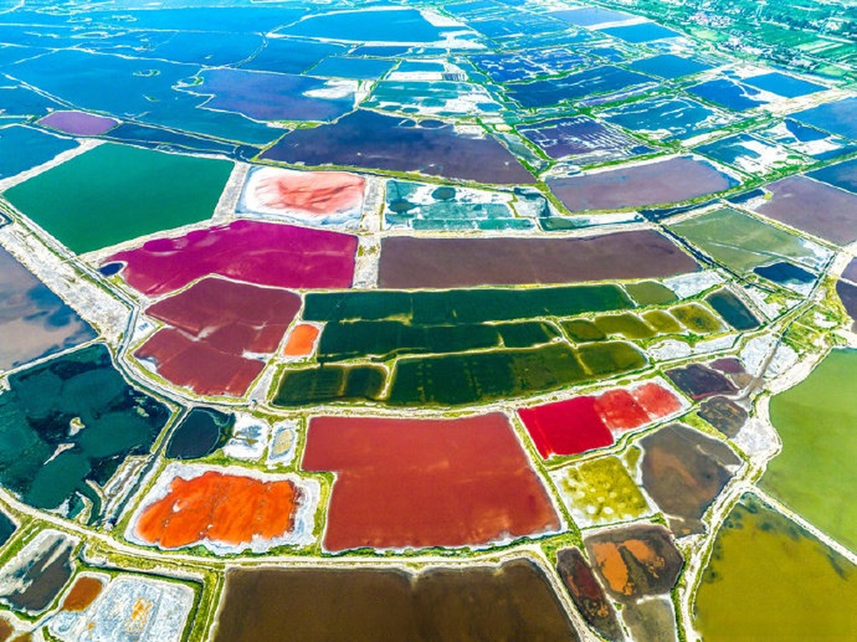 山西运城七彩盐湖宛如调色板#】初秋时节,山西省运城市的盐湖呈铣出