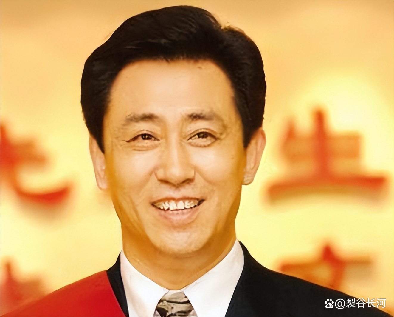 许家印从豪宅到拘留所,丁玉梅却住豪宅,打官司