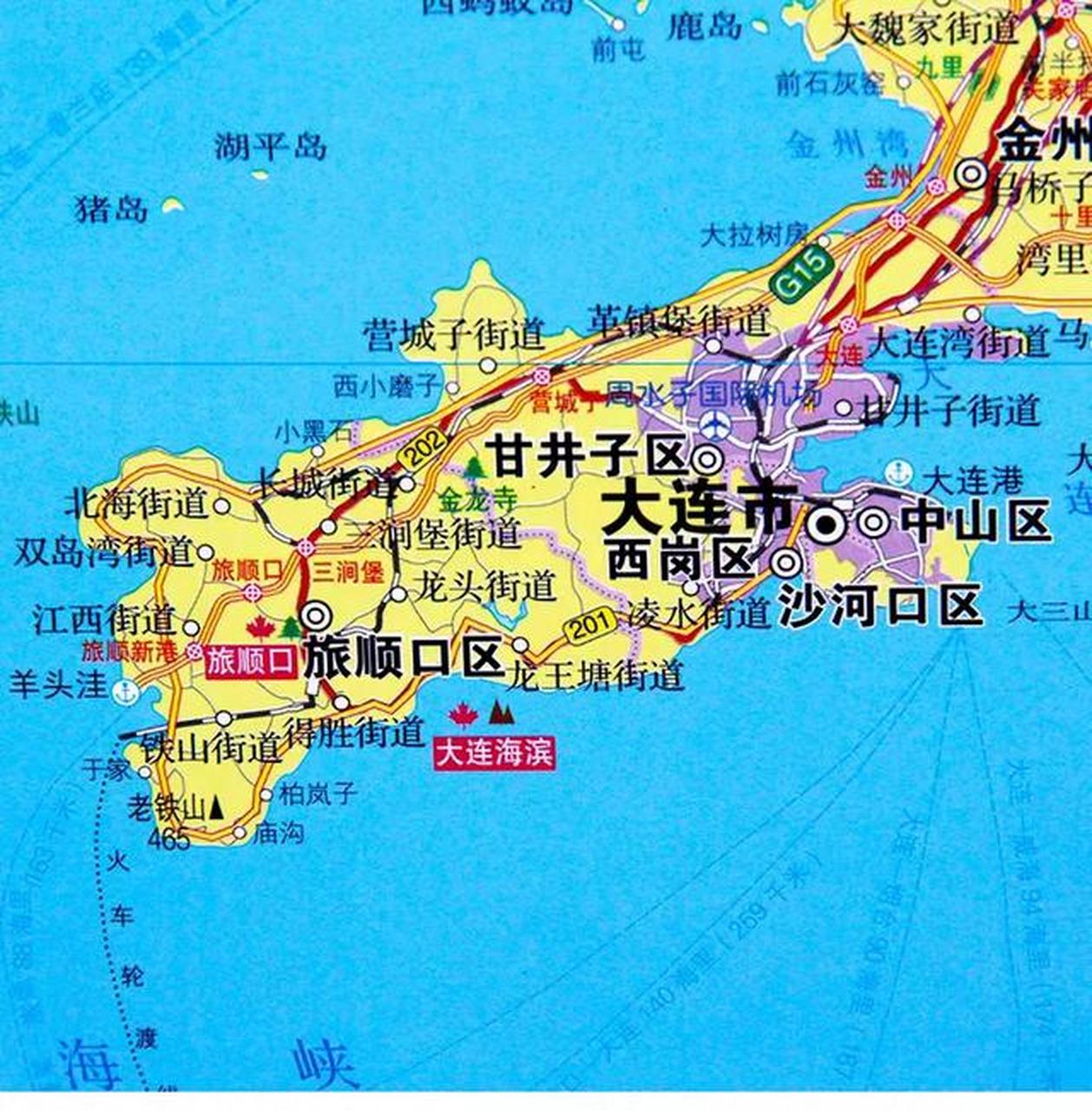 大连是一个半岛城市,旅顺口是大连最西端,那里的铁路尽头有火车轮渡