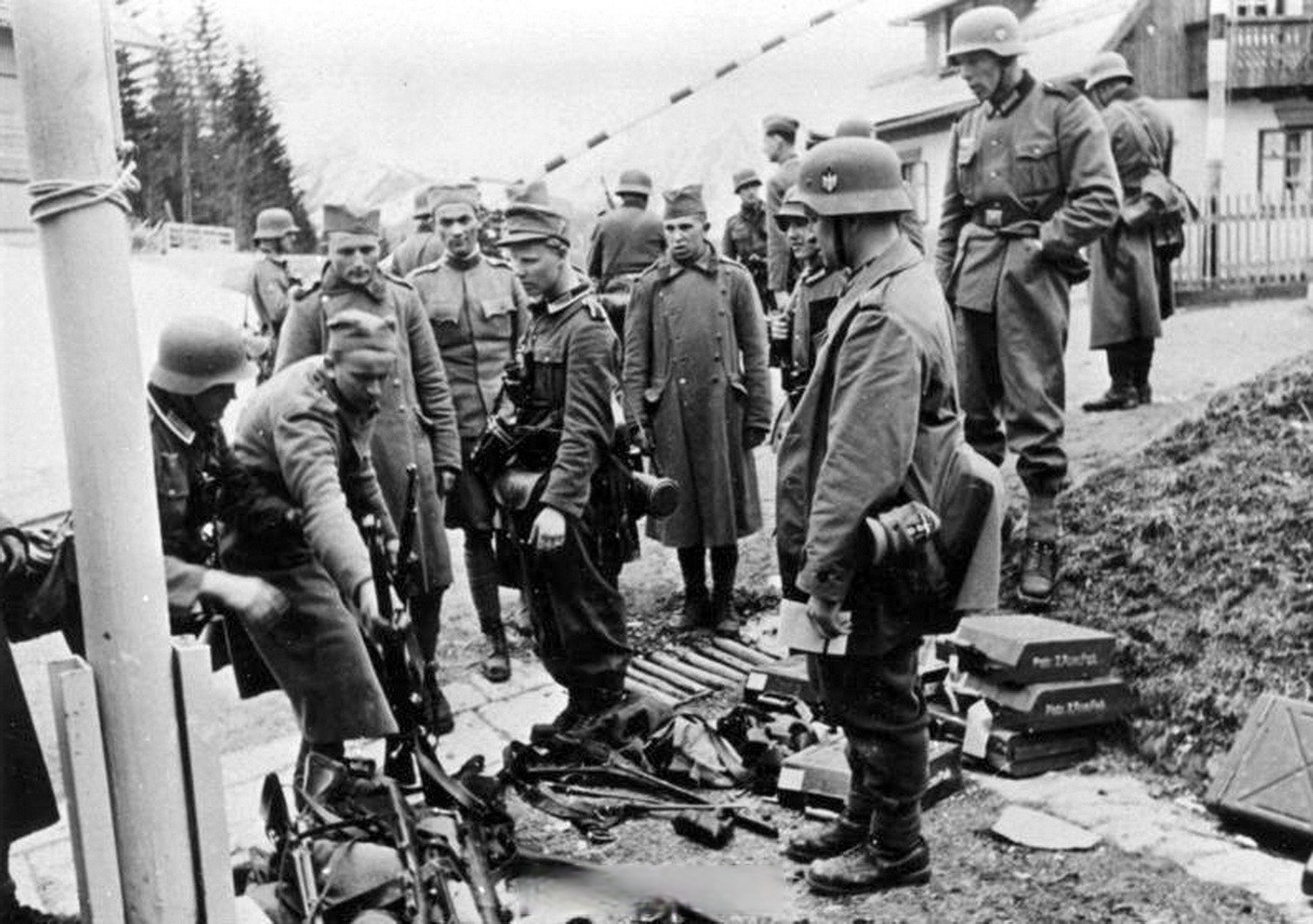 投降上缴武器的南斯拉夫士兵 1941年浩汉防务