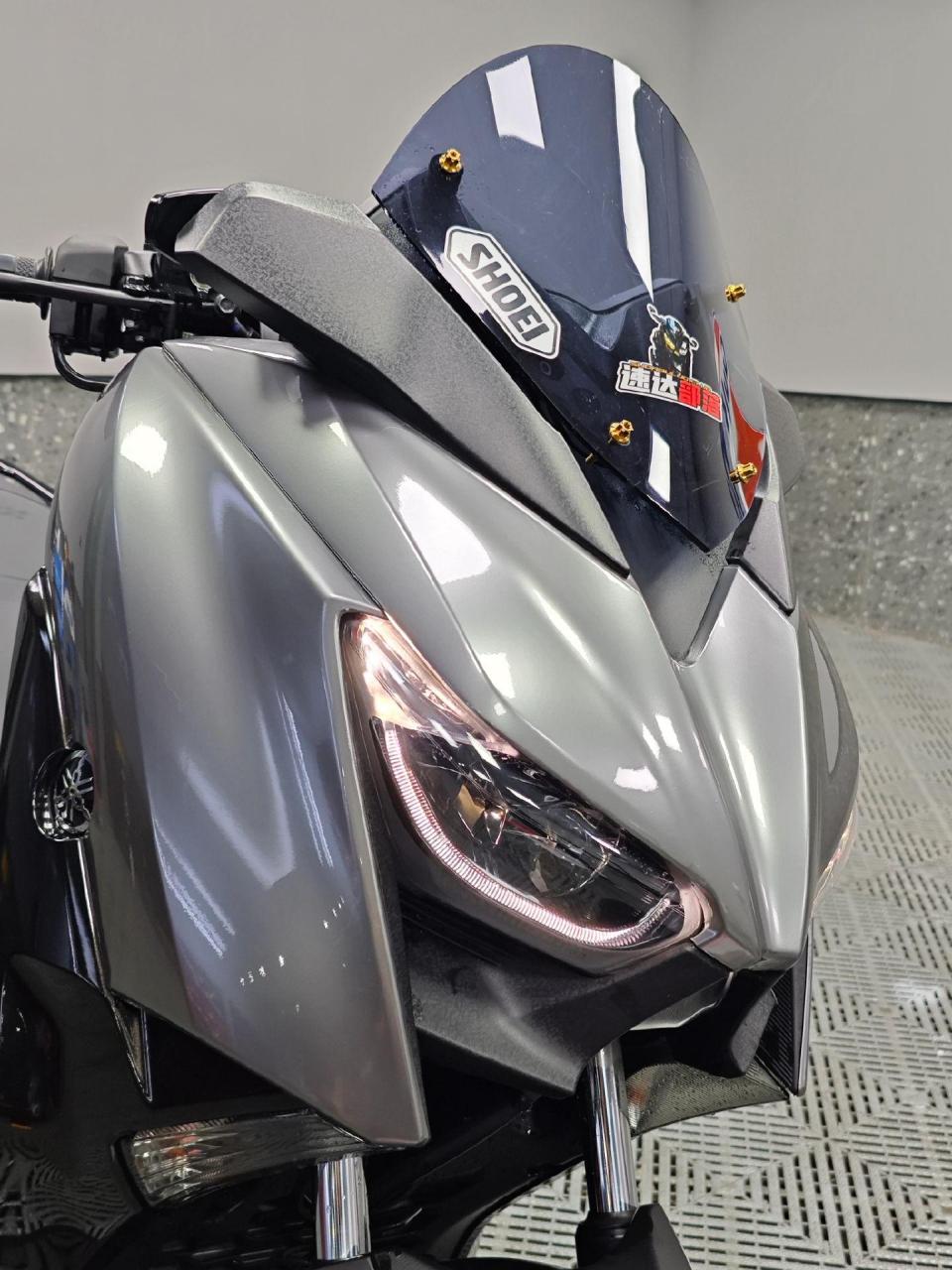 雅马哈xmax300红改银帅不帅.改装 贴膜车衣 改色需要主页滴滴