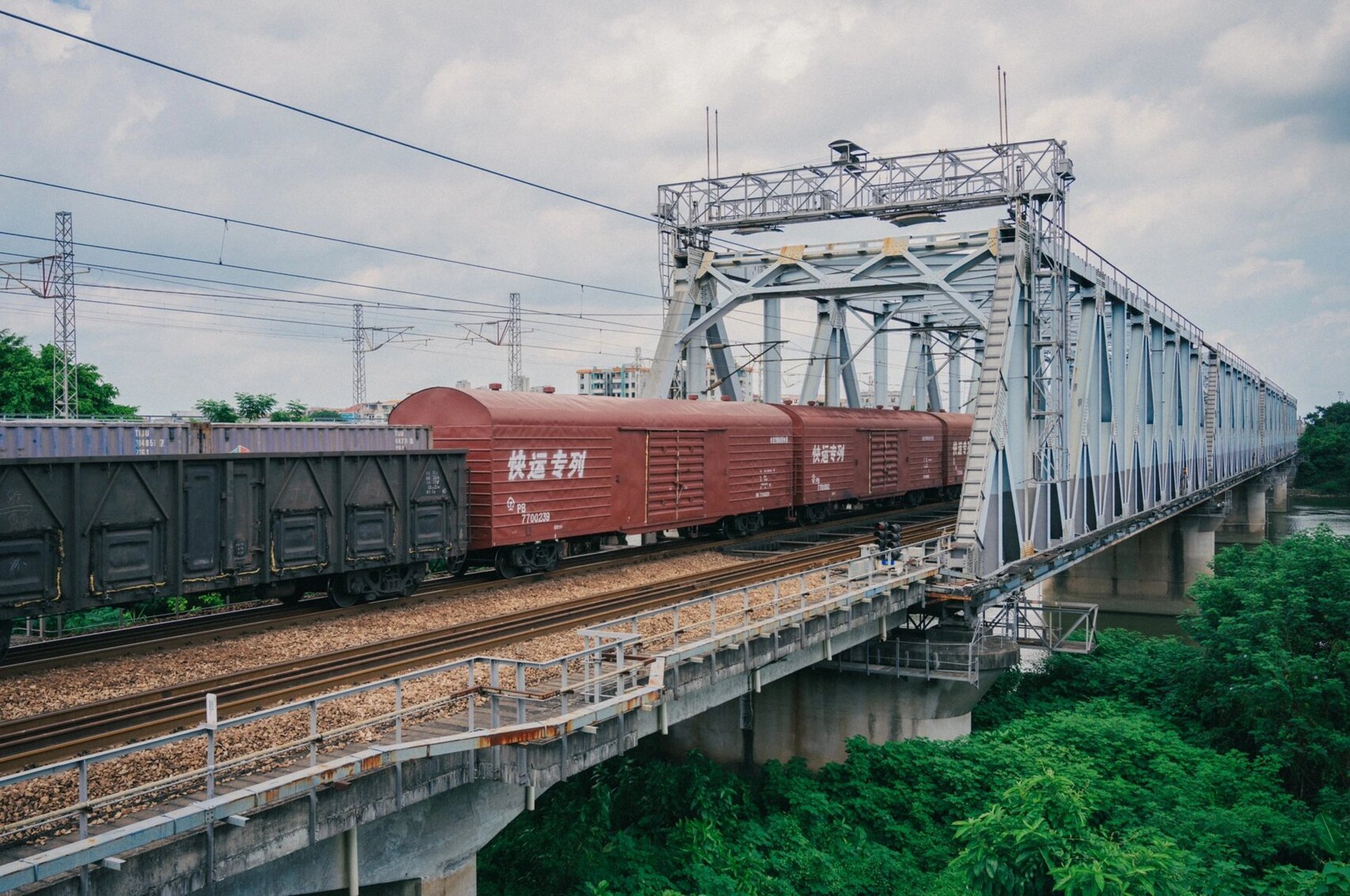 南桥位于东莞市石龙镇,1907年,清政府借款修筑广九铁路广州—深圳段