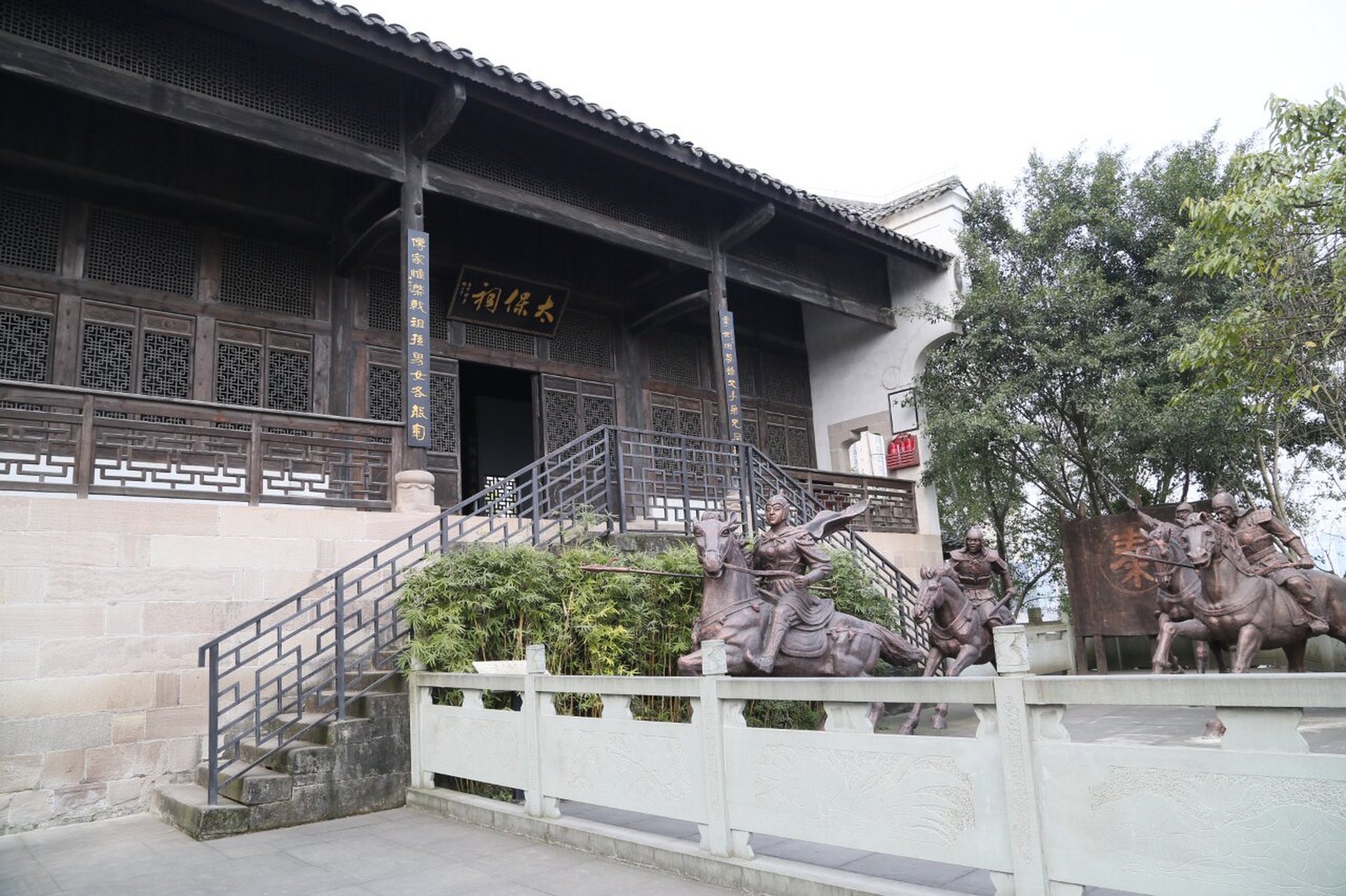 景点介绍: 白公祠景区位于忠县鸣玉溪畔,是三峡黄金旅游带重要历史