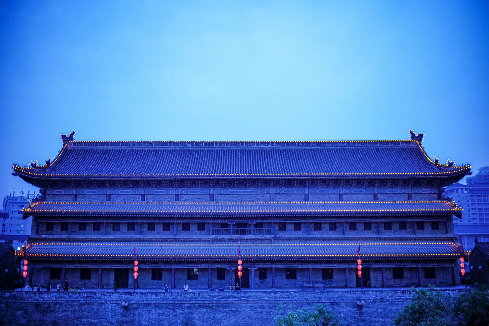 西安城墙的夜景,简直能迷死人 夜色下的西安,蓝调里的西安城墙,简直能
