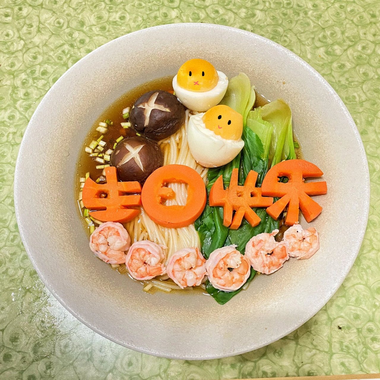 不得不说效果很好哈哈哈哈哈 食材02: 鸡蛋两颗,香菇,虾仁,面条