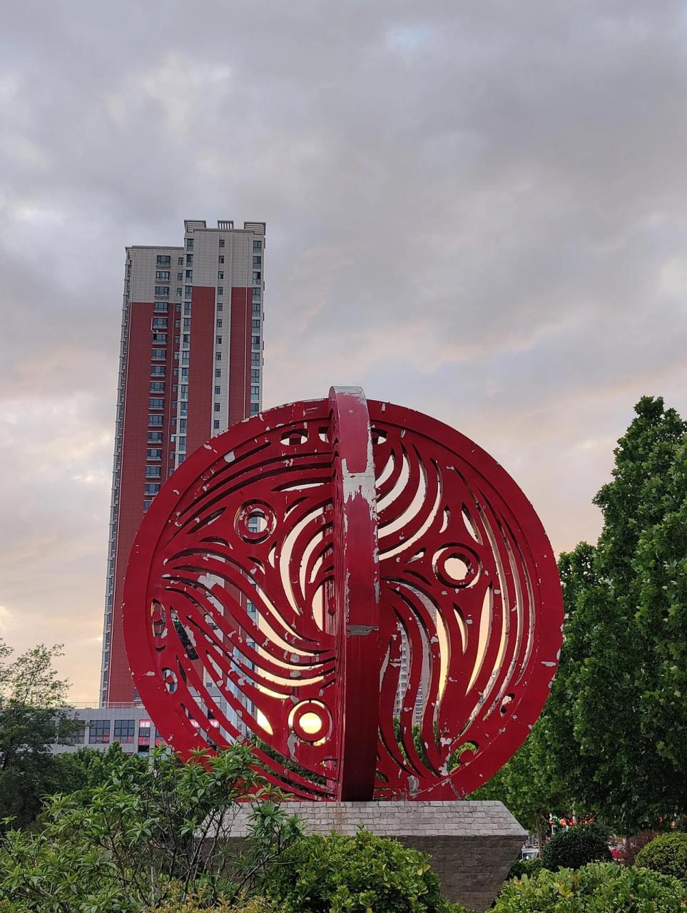 傍晚的渑池cbd. 国诚广场很热闹.