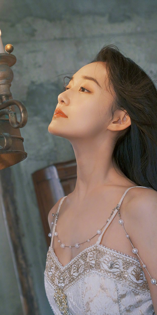 蒋依依吊带抹胸夏日写真壁纸,又甜美又性感