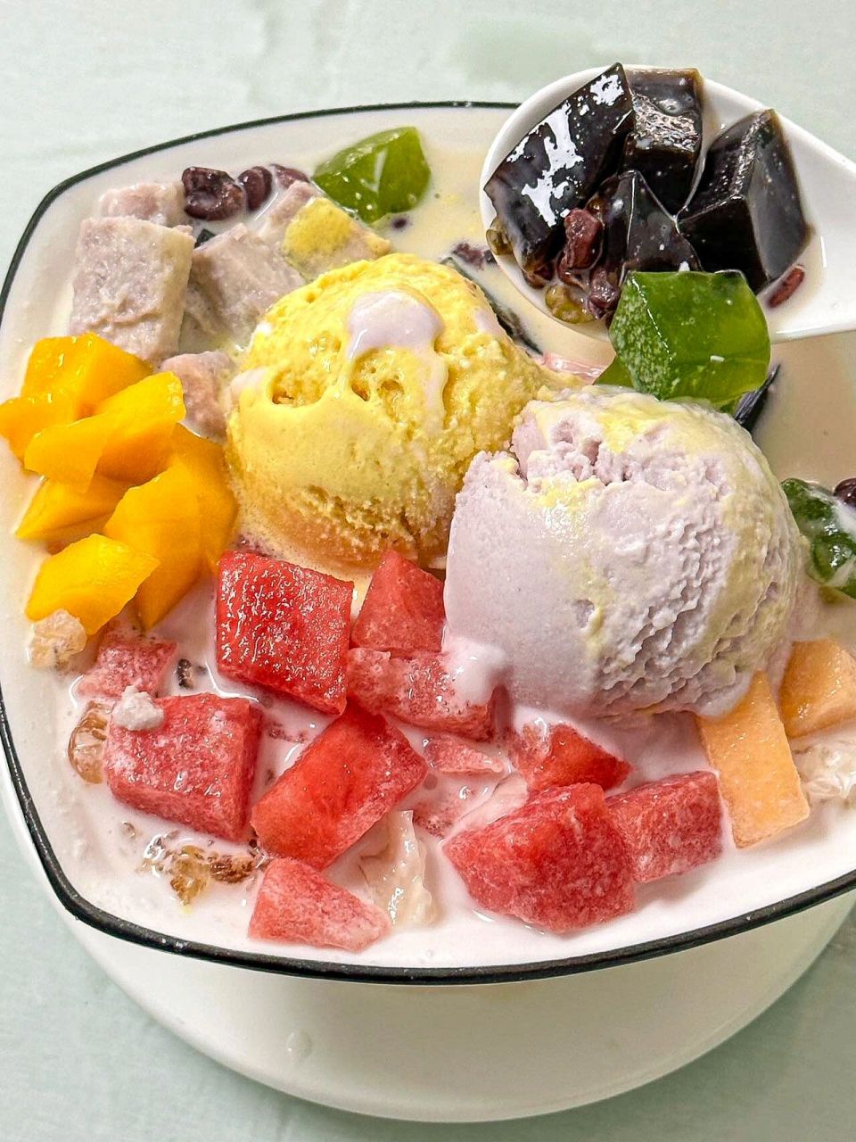 我点的椰奶冰淇淋清补凉,甜甜的一碗好丰富,里面有冰淇淋,香芋,芒果