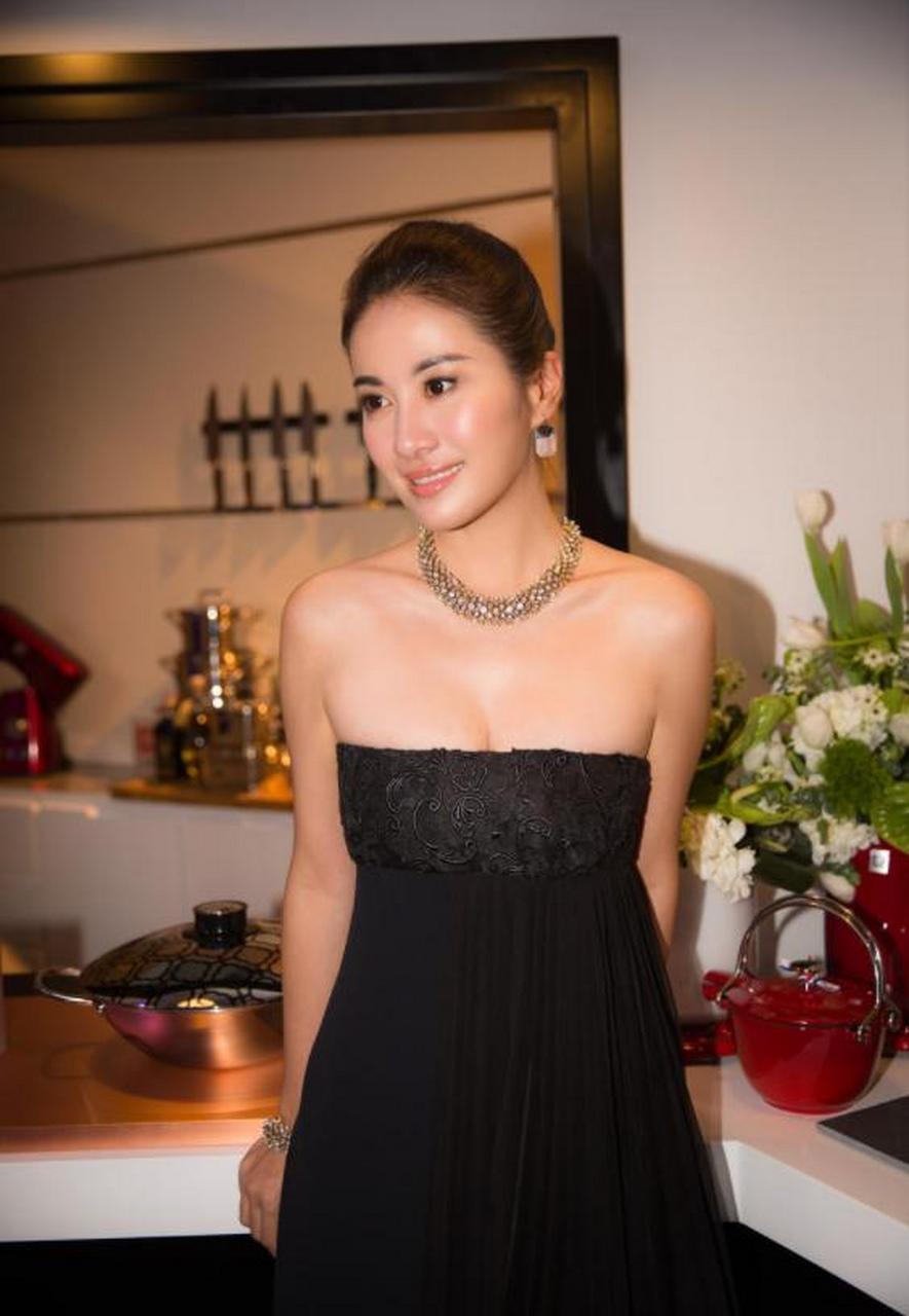 叶璇身材原来这么紧致! 一袭黑色抹胸裙秀曲线,不愧是选美冠军!