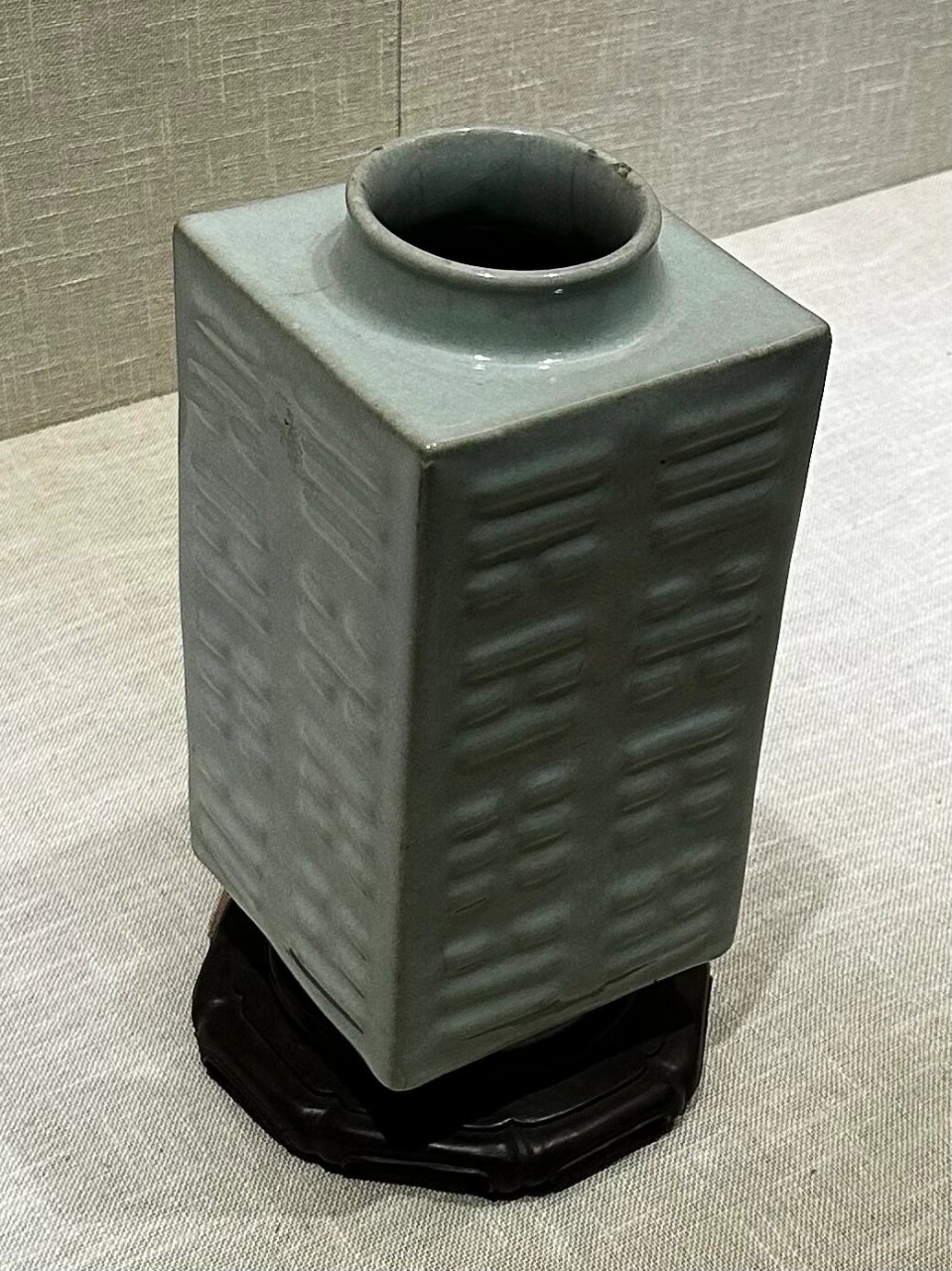 厦门博物馆镇馆之宝|天青釉八卦纹琮式瓶 乾隆款天青釉八卦纹琮式瓶高