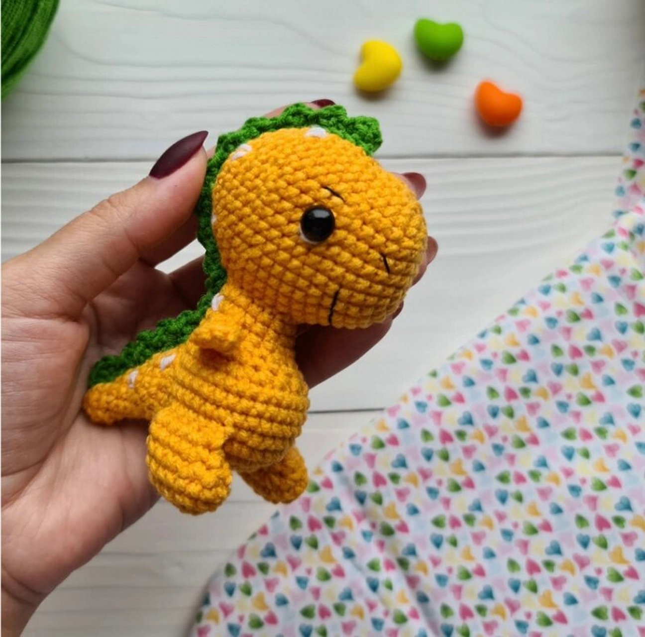 钩针编织恐龙挂件图解 可爱的小恐龙挂件,肚子里面装有响铃球,会发