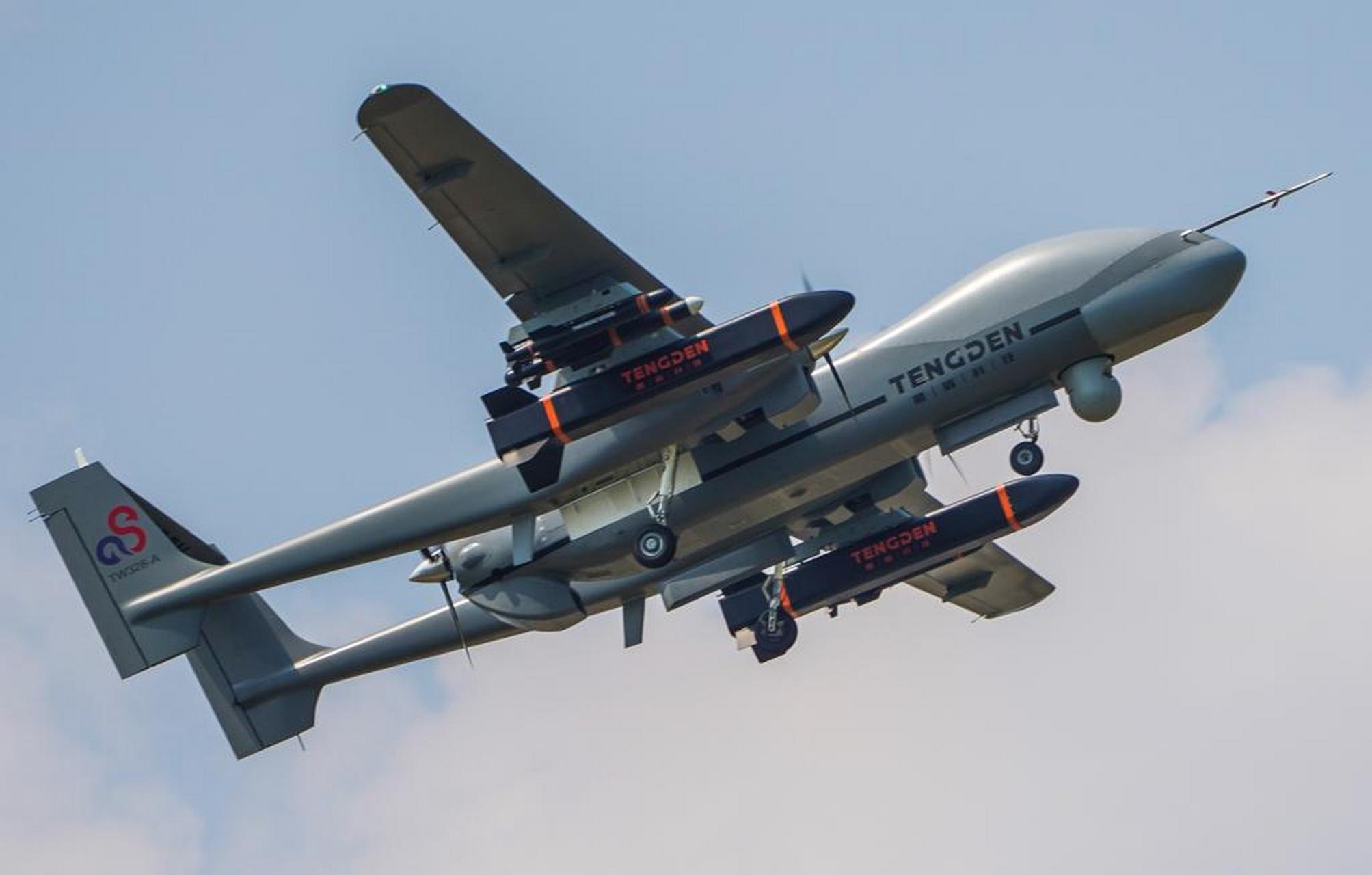 双尾蝎大型察打一体无人机编队,包括两架双发版本和一架三发版本.