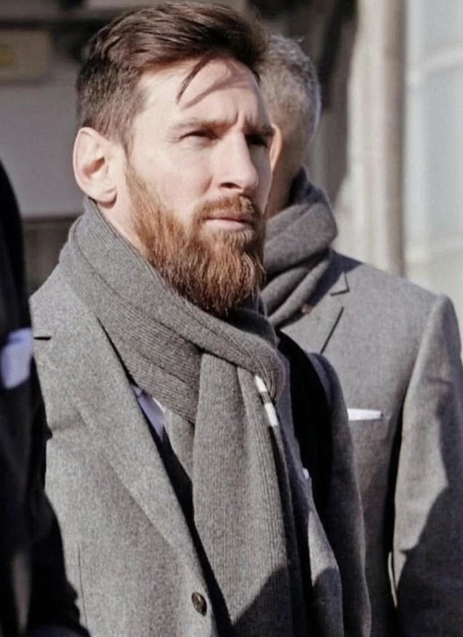 thombrowne #messi   梅西身着 西装