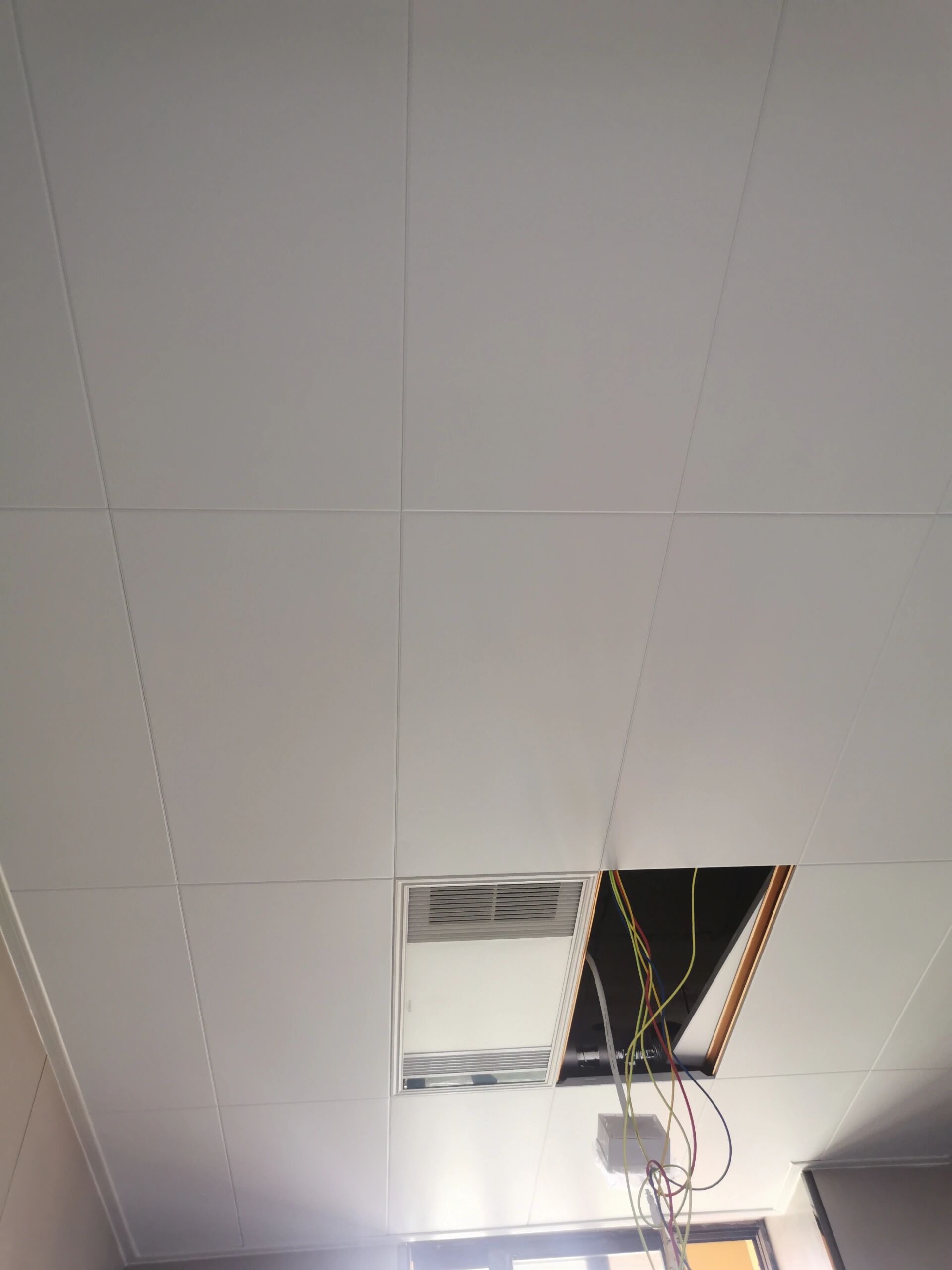 厨卫吊顶结束 选的纯白哑光极窄边框,利亚龙的铝扣板,据说是个牌子