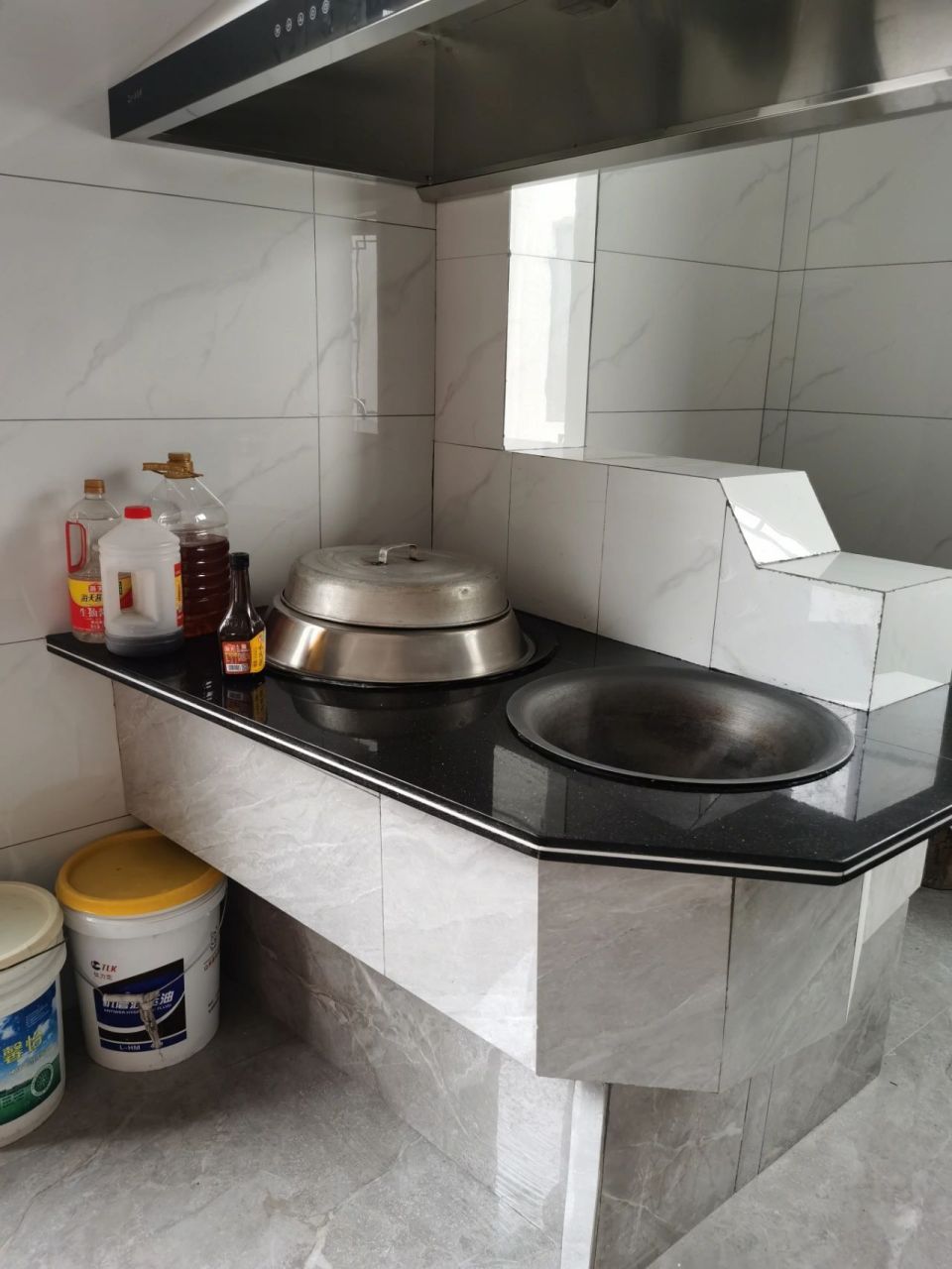 老家的柴火灶 之前拍了我家柴火灶的视频,感谢大家的喜欢有一些朋友