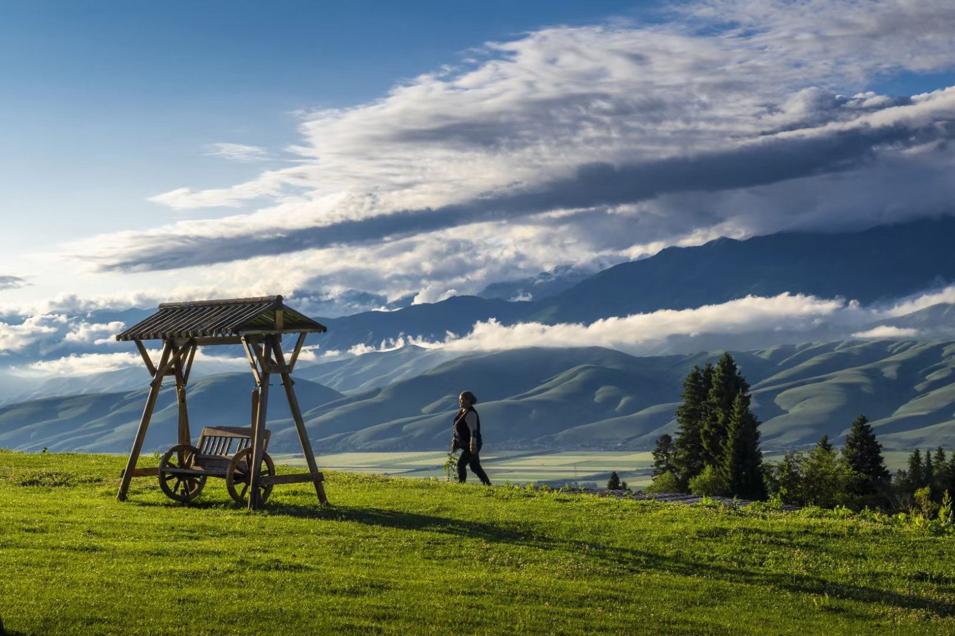 盘龙谷道# ,地处那拉提河谷草原与空中草原的中间地段,动植物物种