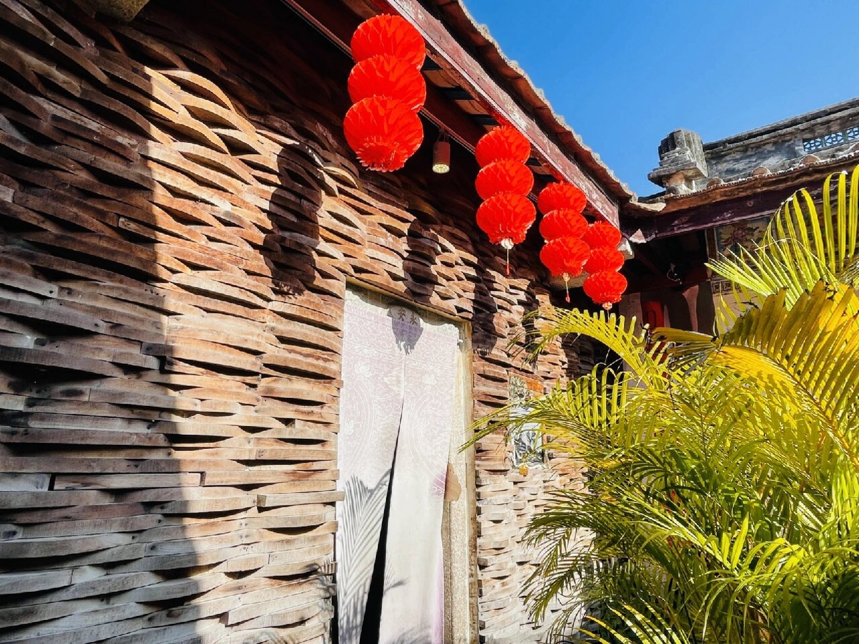 潮汕传统建筑丨下山虎 潮汕的下山虎有着色彩斑斓的嵌瓷,是我小时候