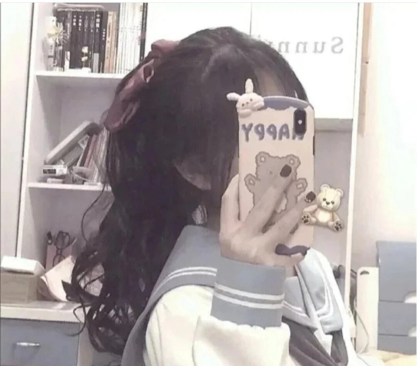 甜美女生手机挡脸头像