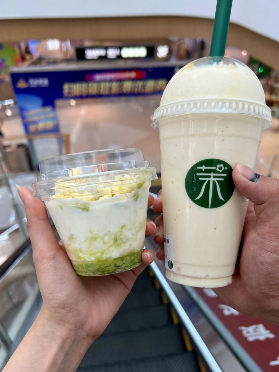 茉酸奶出的榴莲系列还不错 酸奶奶昔榴莲味巨浓 冷萃酸奶不太推荐