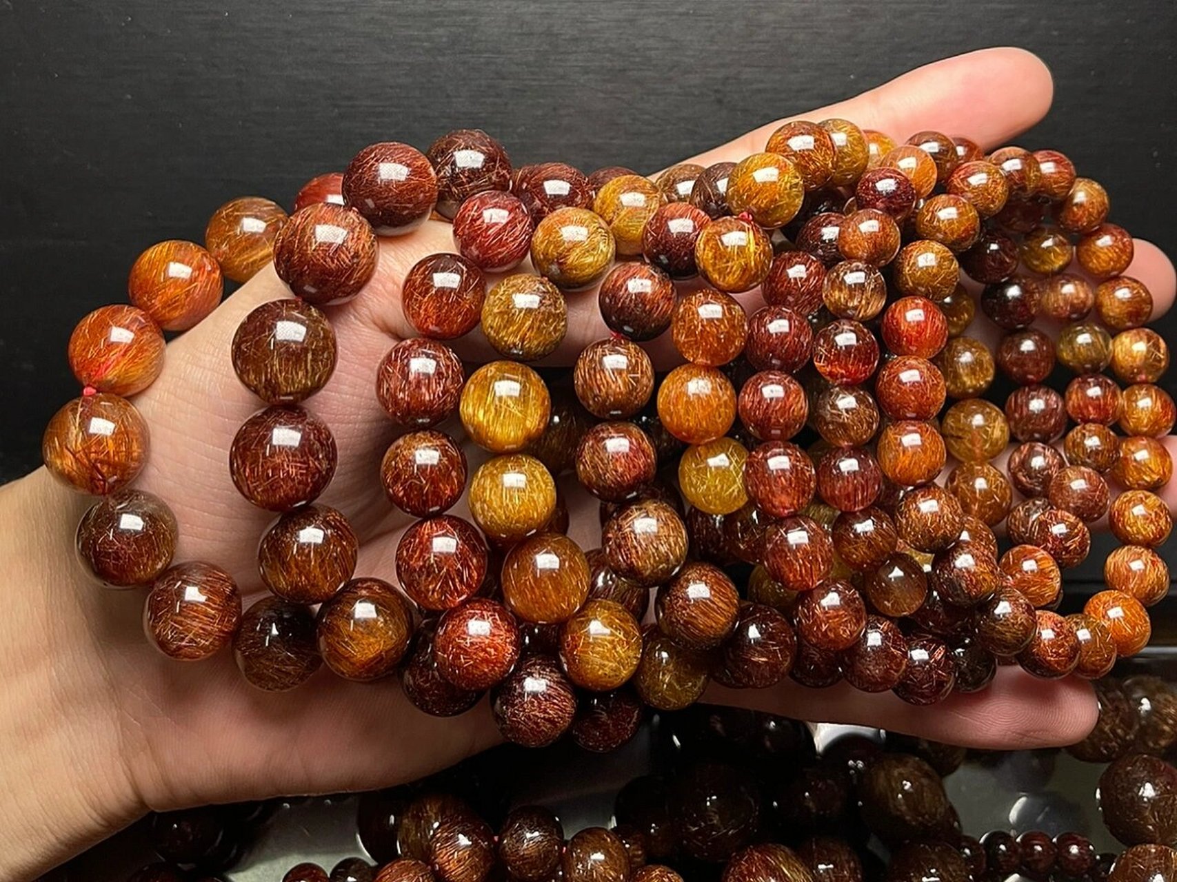 红铜猫眼发晶 铜发晶(copperrutilatedquartz)里的内含物,多是属于