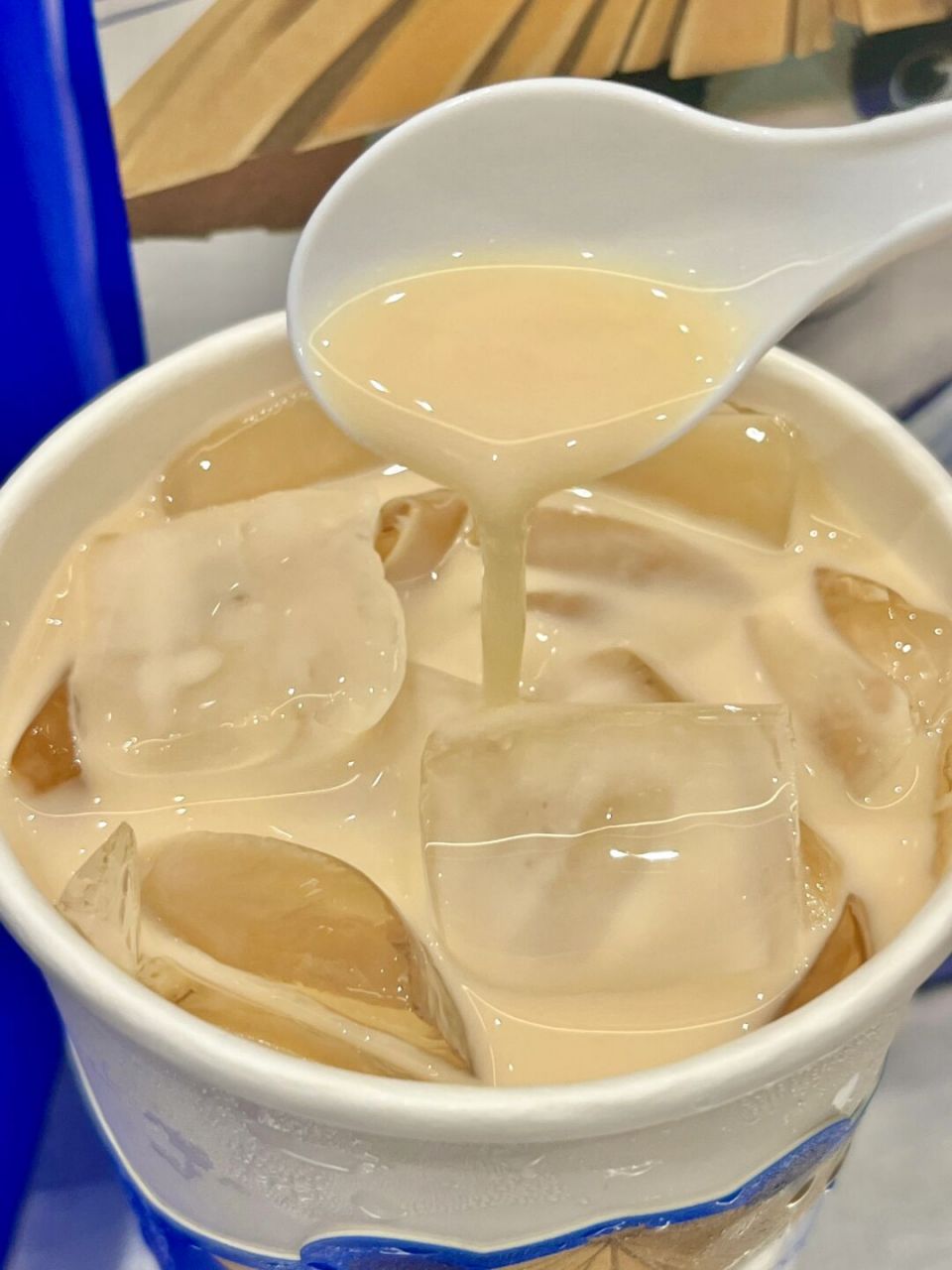 一共四款:七窨茉莉鲜奶茶,玫茉双花鲜奶茶,梅占红茶鲜奶茶,奇兰乌龙鲜