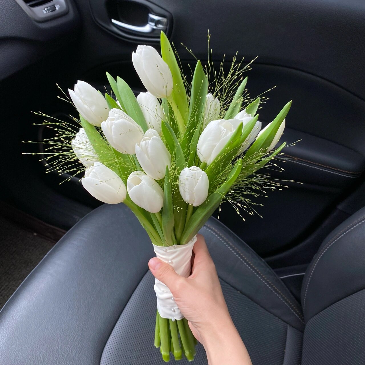 东莞花店|是极简小清新的郁金香新娘手捧花