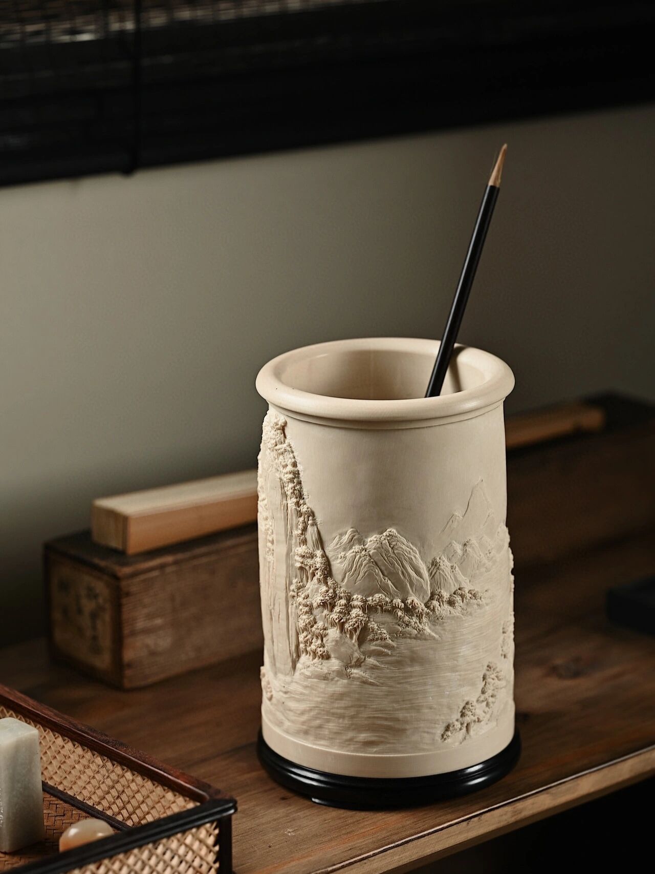 猛犸"轻舟已过万重山"笔筒 刀法老辣,一而就,有深浅