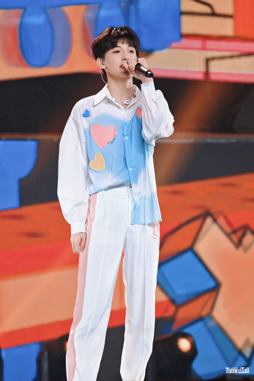 张泽禹蝴蝶效应演唱会饭拍#.  好漂亮好漂亮 (cr.logo)